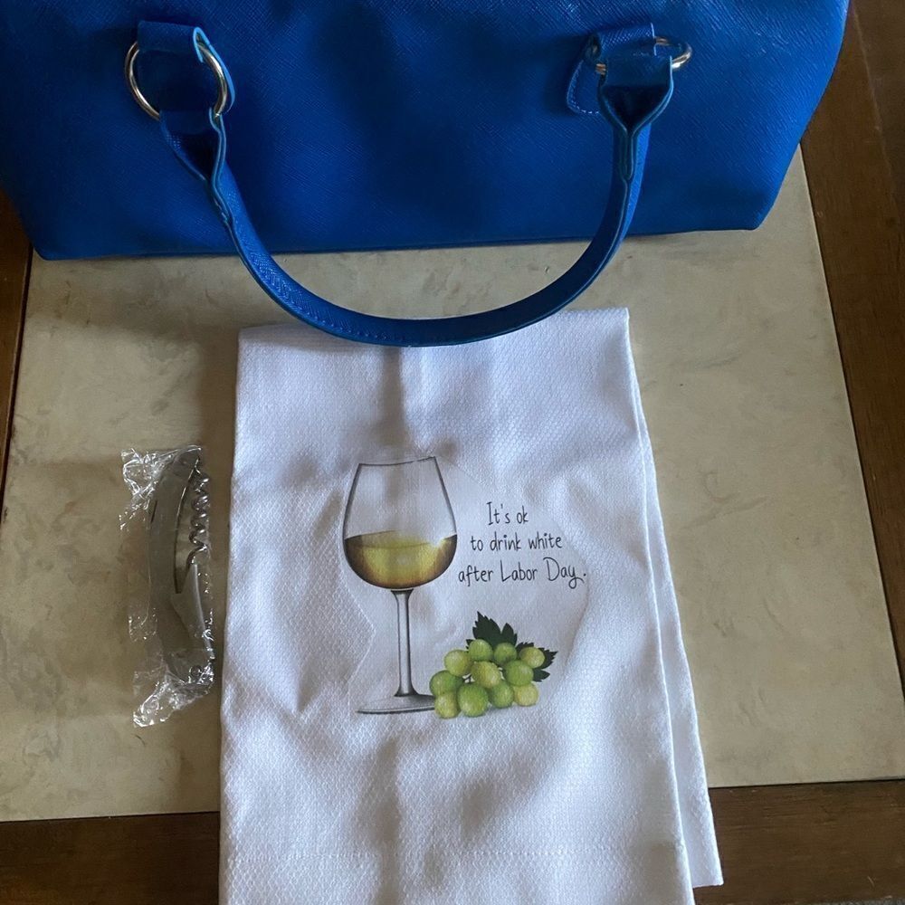 Wine purse insulated with opener and towel ￼NWT
